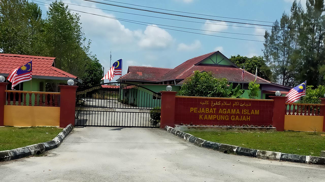 lokasi pejabat agama perak tengah (daerah kampong gajah)