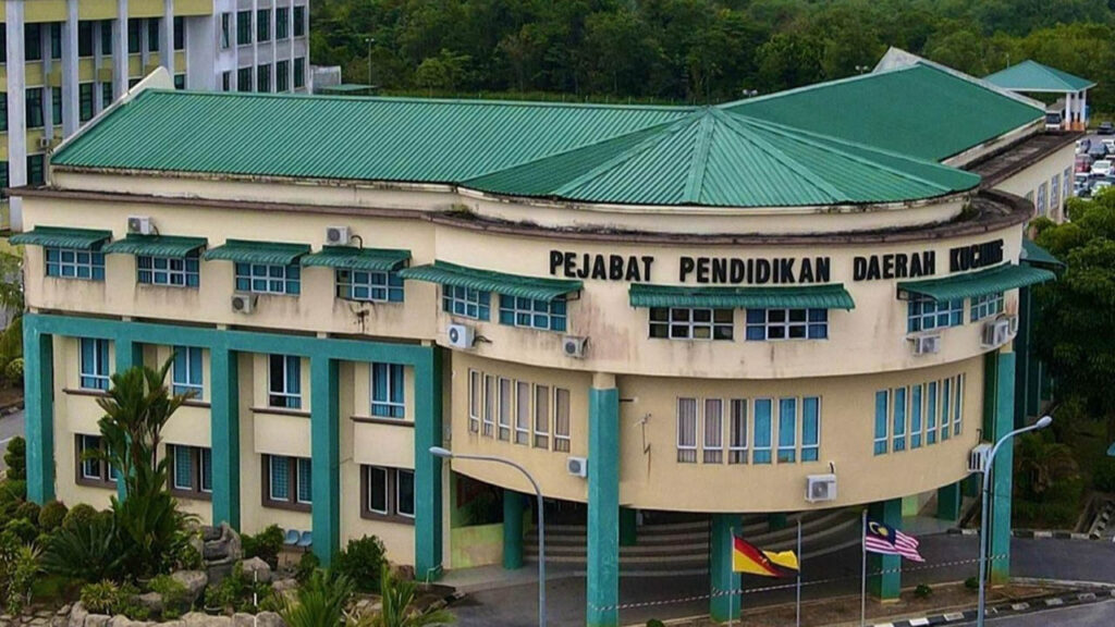 pejabat pendidikan daerah kuching