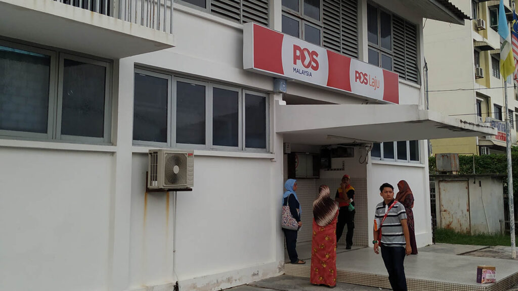 pejabat pos batu maung