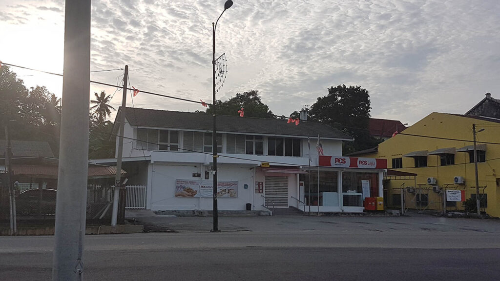 pejabat pos masjid tanah