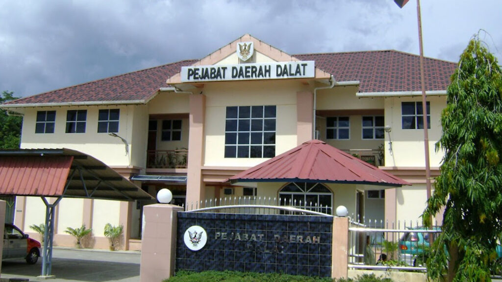 pejabat daerah dalat