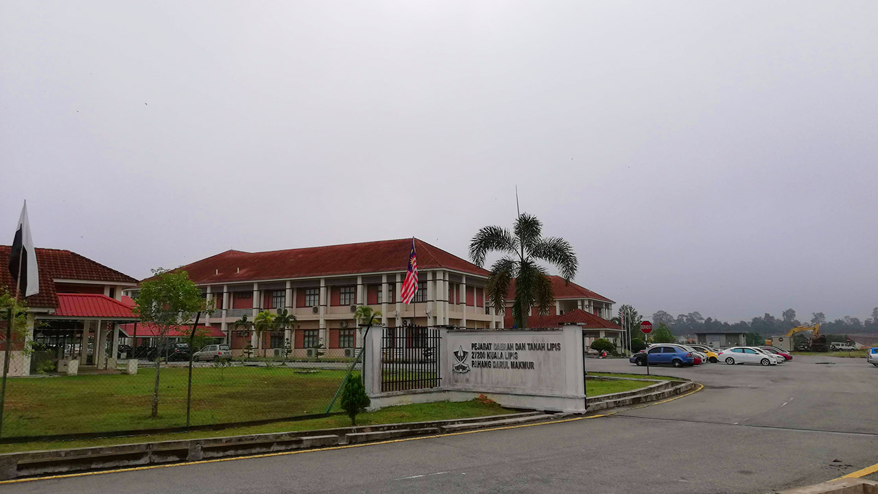 pejabat daerah dan tanah lipis