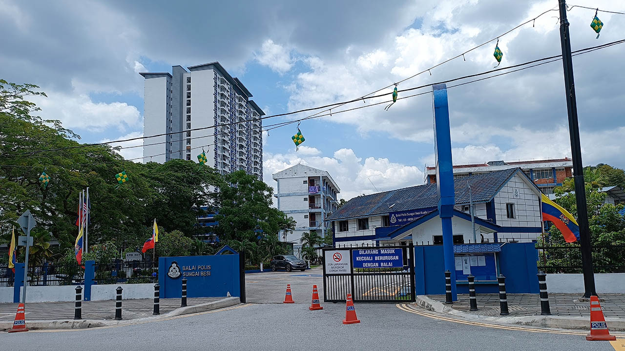 balai polis sungai besi